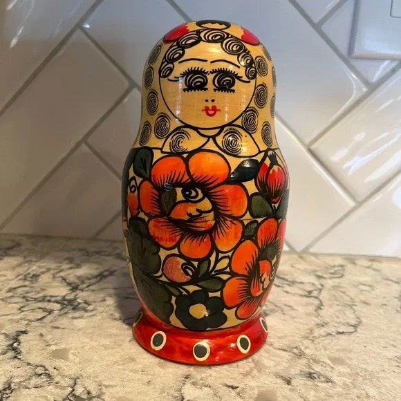 Hand painted nesting dolls - Picture 3 of 4